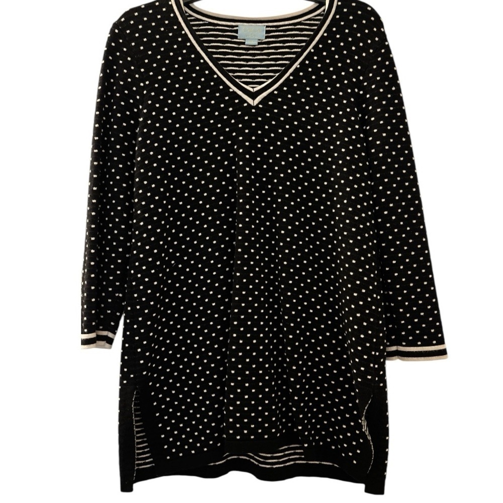 CeCe tunic knit sweater,black white, textured fabric,woven in dots. Sz M. V-neck